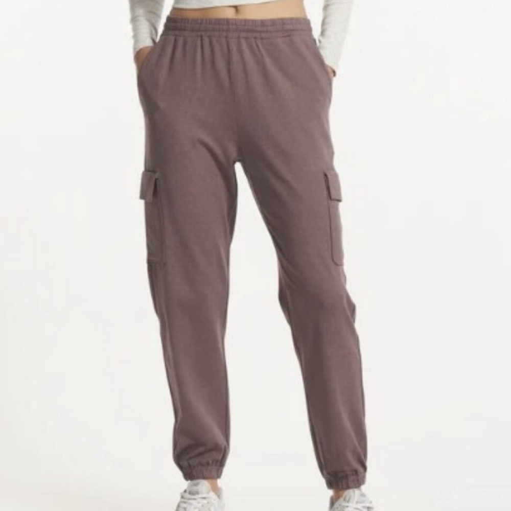 Vuori Women's Cargo Joggers in Mauve Brown